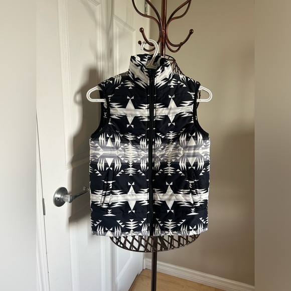 ⭐️ Between the Mountains Youth Padded Vest ⭐️ - Picture 1 of 4